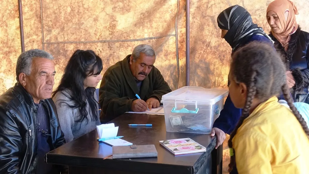 أهالي عين عيسى يتبرعون لمساعدة المتضررين جراء الزلزال