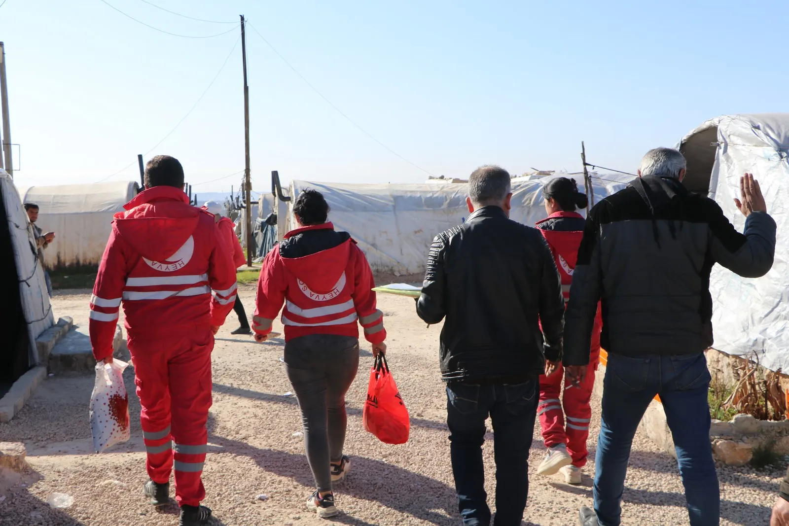 ​​​​​​​الجالية الكردية في بريطانيا تقدم مبالغ مالية للأسر المحتاجة في مقاطعة الشهباء