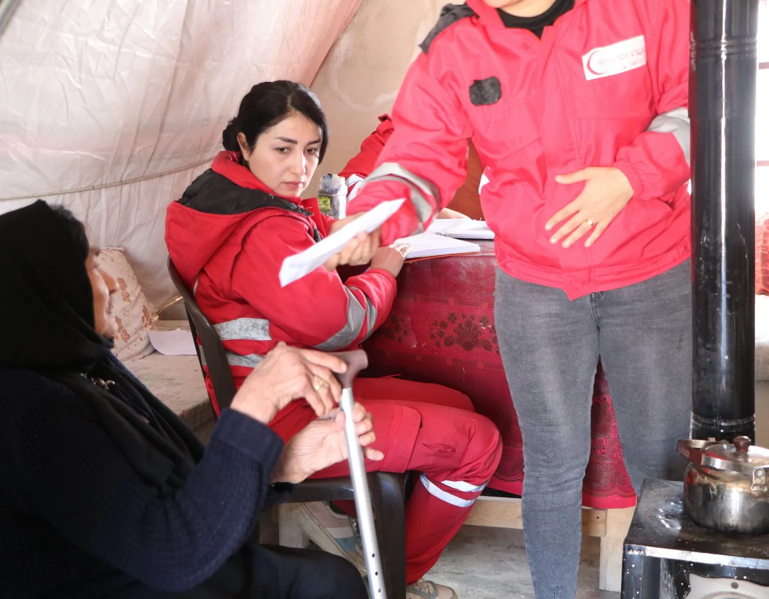 ​​​​​​​الجالية الكردية في بريطانيا تقدم مبالغ مالية للأسر المحتاجة في مقاطعة الشهباء