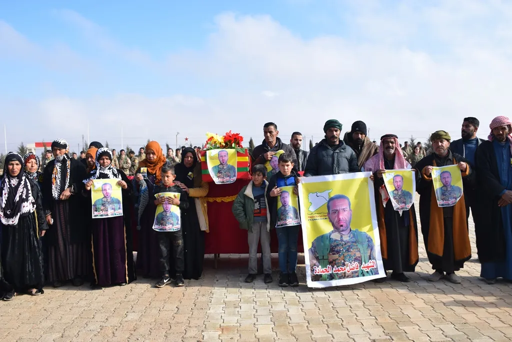 أهالي الشدادي يشيّعون جثمان مقاتل قسد فاضل الحمادة إلى مثواه الأخير