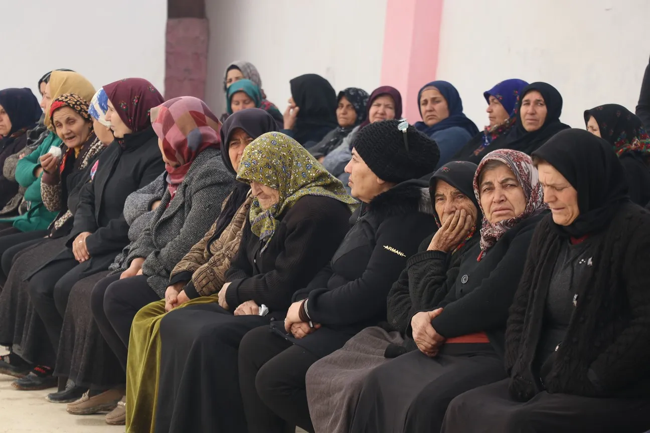 ذوو ضحايا الزلزال يفتتحون خيمة عزاء في الشهباء