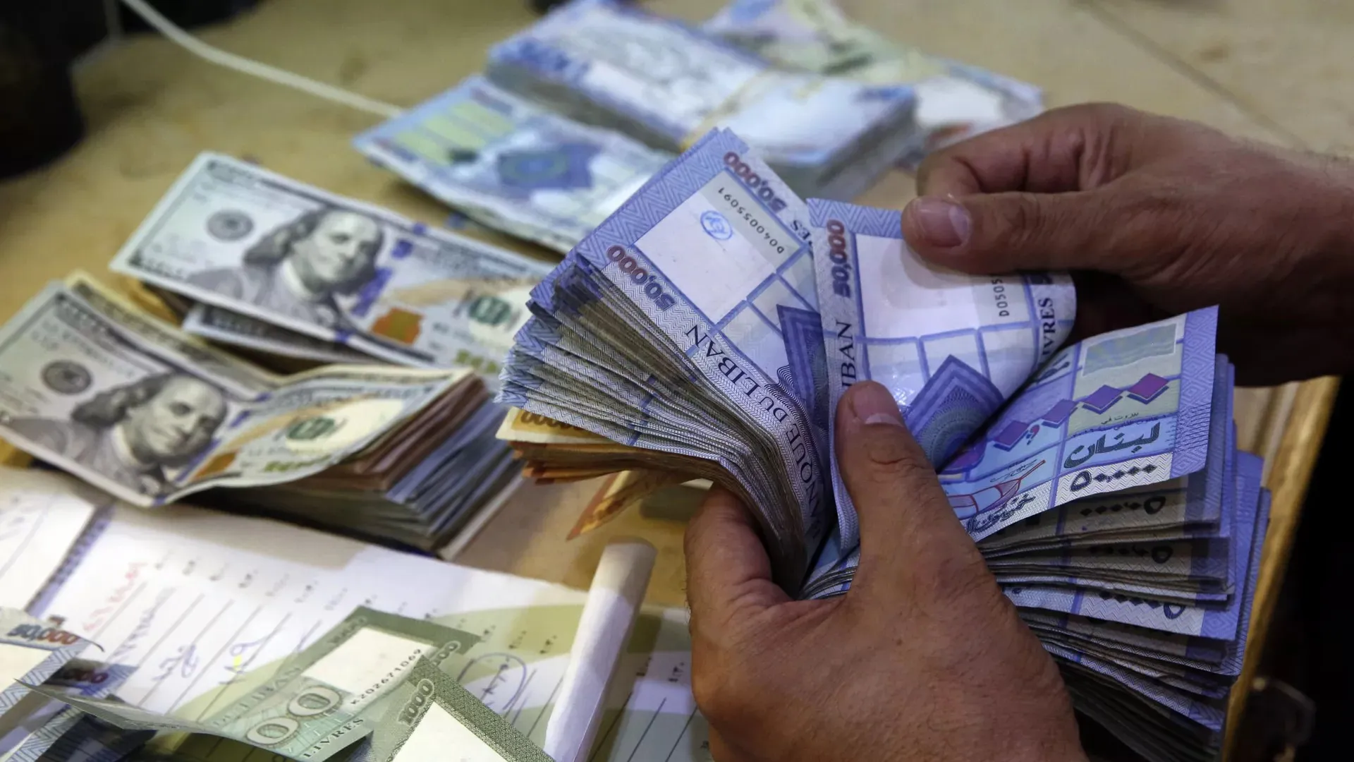 لبنان يعتمد رسمياً تسعير السلع الغذائية بالدولار