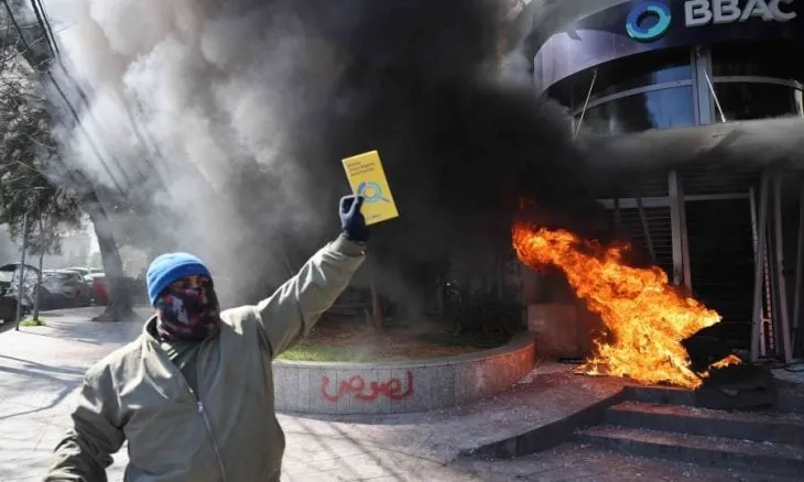 ​​​​​​​محتجون يحطمون بنوكاً في بيروت ويضرمون النار فيها