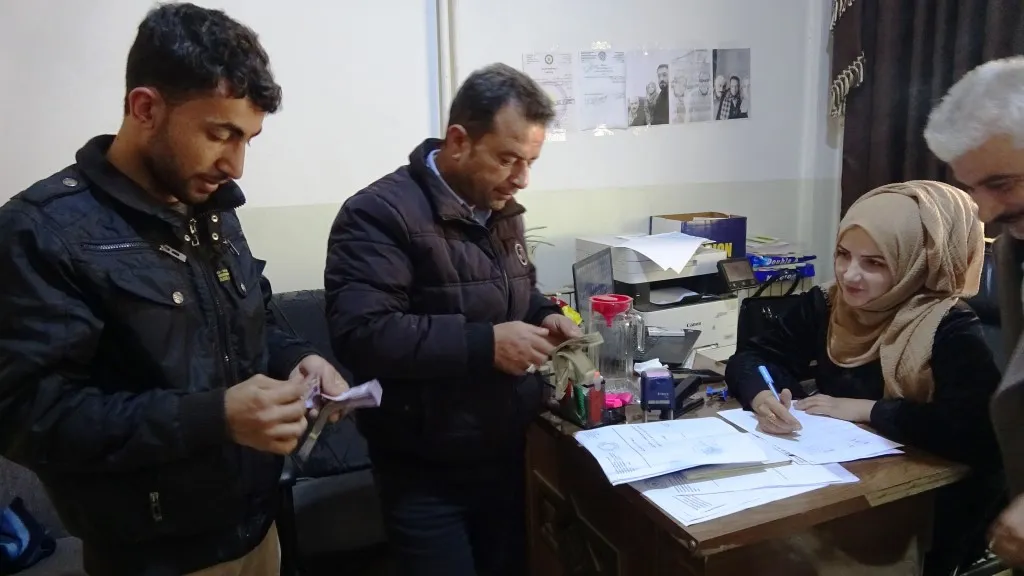 ​​​​​​​مبادرة في عين عيسى لجمع التبرعات لذوي ضحايا مبنى شيخ مقصود