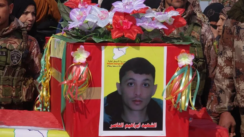 أهالي الرقة يشيعون جثمان شهيد في صفوف قسد