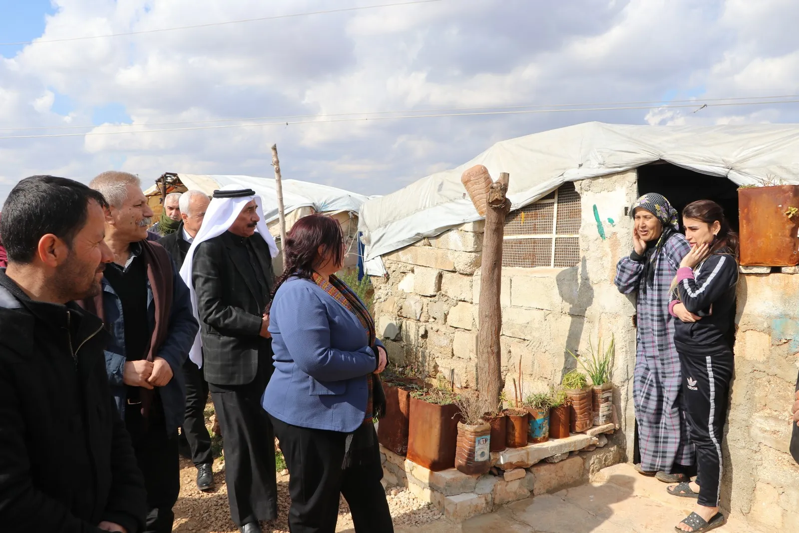 ​​​​​​​الإدارة الذاتية تتفقد أوضاع المتضررين من الزلزال في الشهباء وتطالب بفتح المعابر الحدودية
