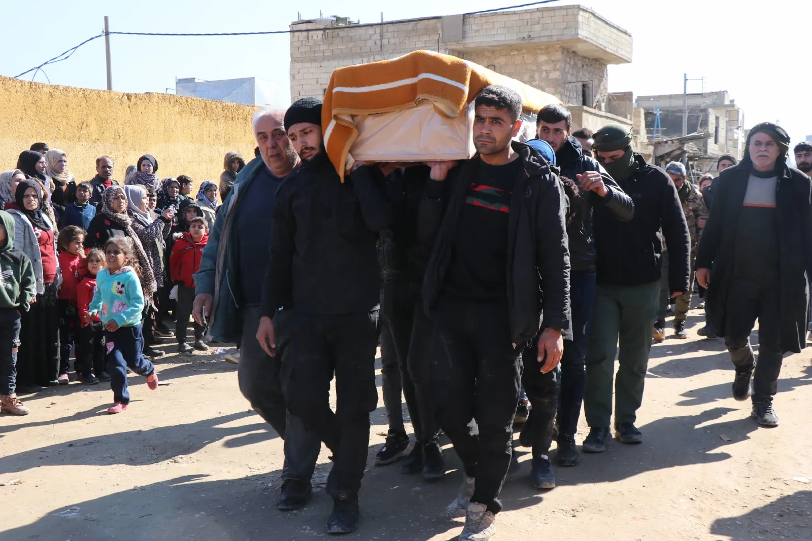 تشييع جثمان أحد ضحايا الزلزال في حيي الشيخ مقصود والأشرفية