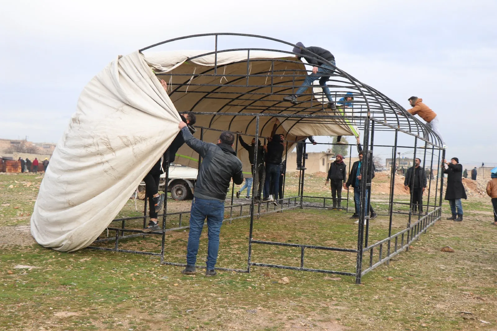 الهلال الأحمر الكردي يؤمن المزيد من الخيم لأهالي الشيخ مقصود والأشرفية