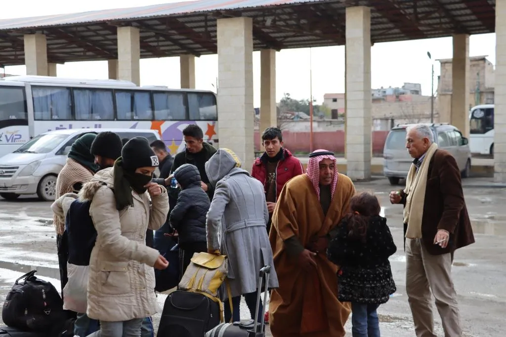 أولى رحلات إجلاء طلاب وأهالي شمال وشرق سوريا من حلب تصل الرقة