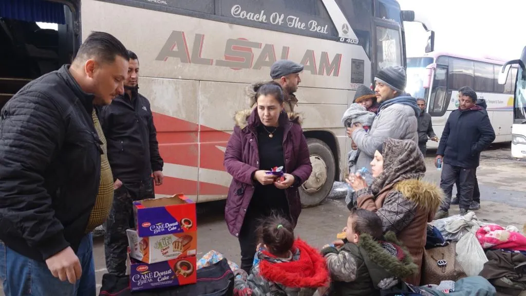 أولى رحلات إجلاء طلاب وأهالي شمال وشرق سوريا من حلب تصل الرقة
