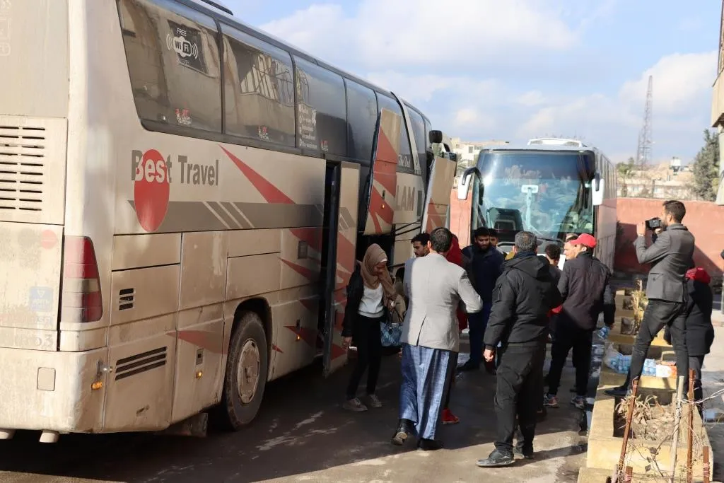 أولى رحلات إجلاء طلاب وأهالي شمال وشرق سوريا من حلب تصل الرقة