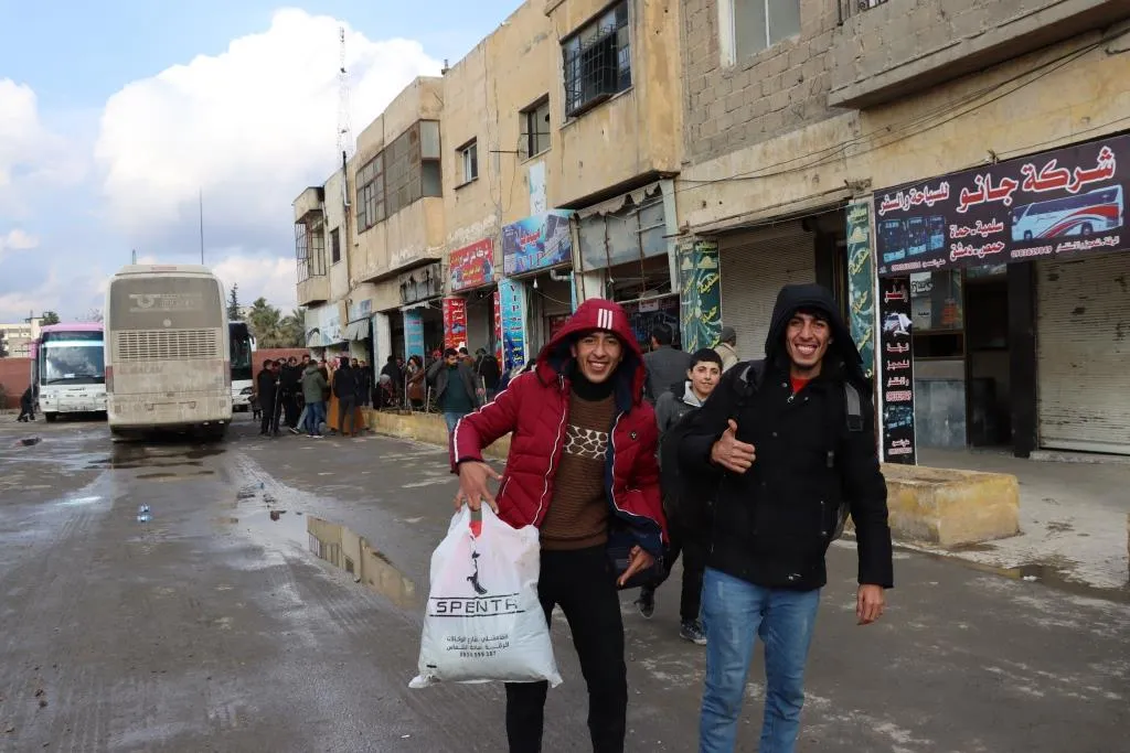 أولى رحلات إجلاء طلاب وأهالي شمال وشرق سوريا من حلب تصل الرقة