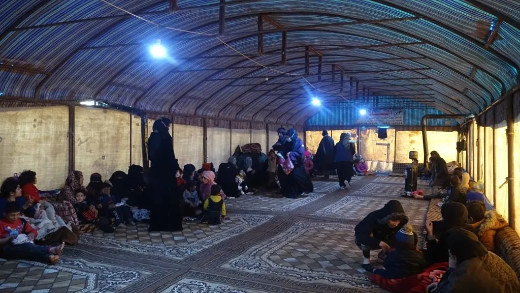 لجنة الشؤون الاجتماعية والعمل وأهالي الرقة يوزعون وجبات الطعام على الأهالي ضمن الخيم
