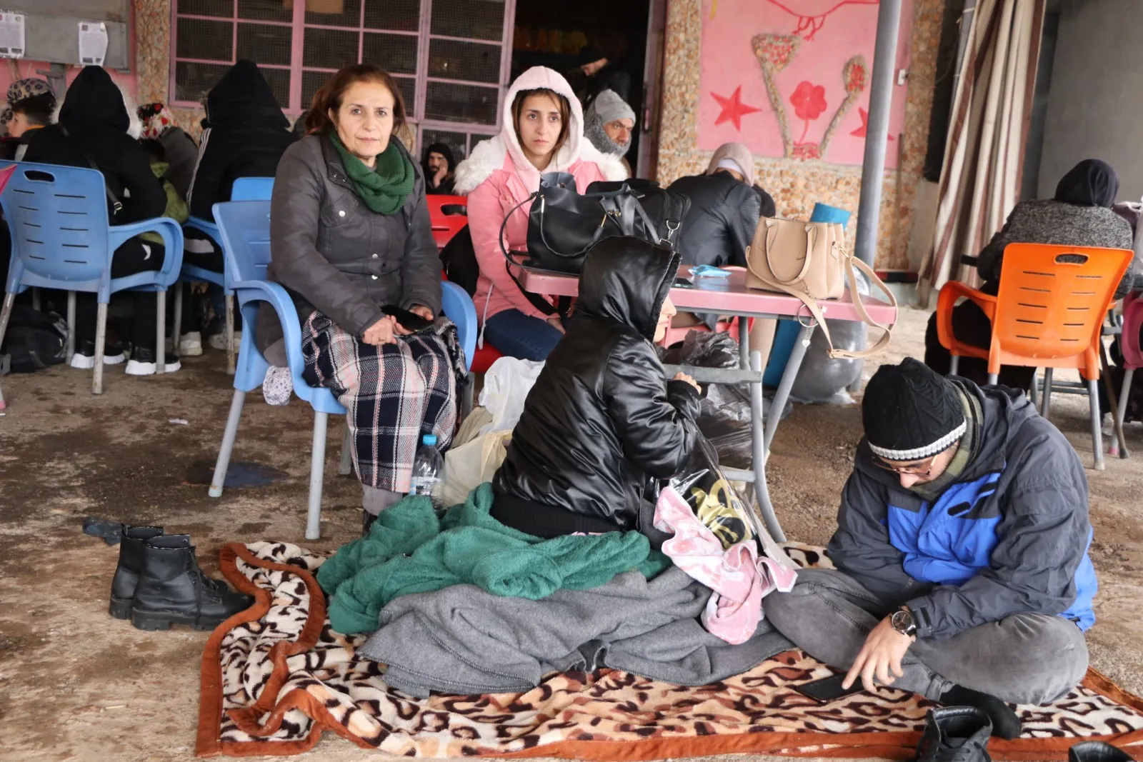 مواطنون في حلب يلتجئون إلى مراكز الإيواء في حيي الشيخ مقصود والأشرفية