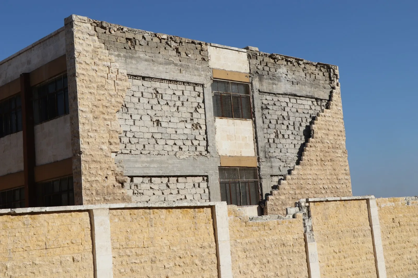 تضرر غالبية المنشآت التعليمية في حيي الشيخ مقصود والأشرفية جراء الزلزال