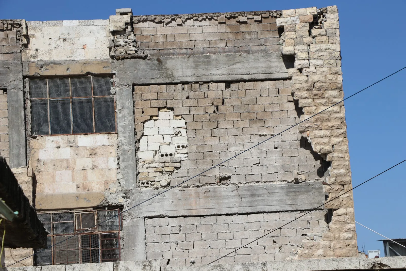 تضرر غالبية المنشآت التعليمية في حيي الشيخ مقصود والأشرفية جراء الزلزال