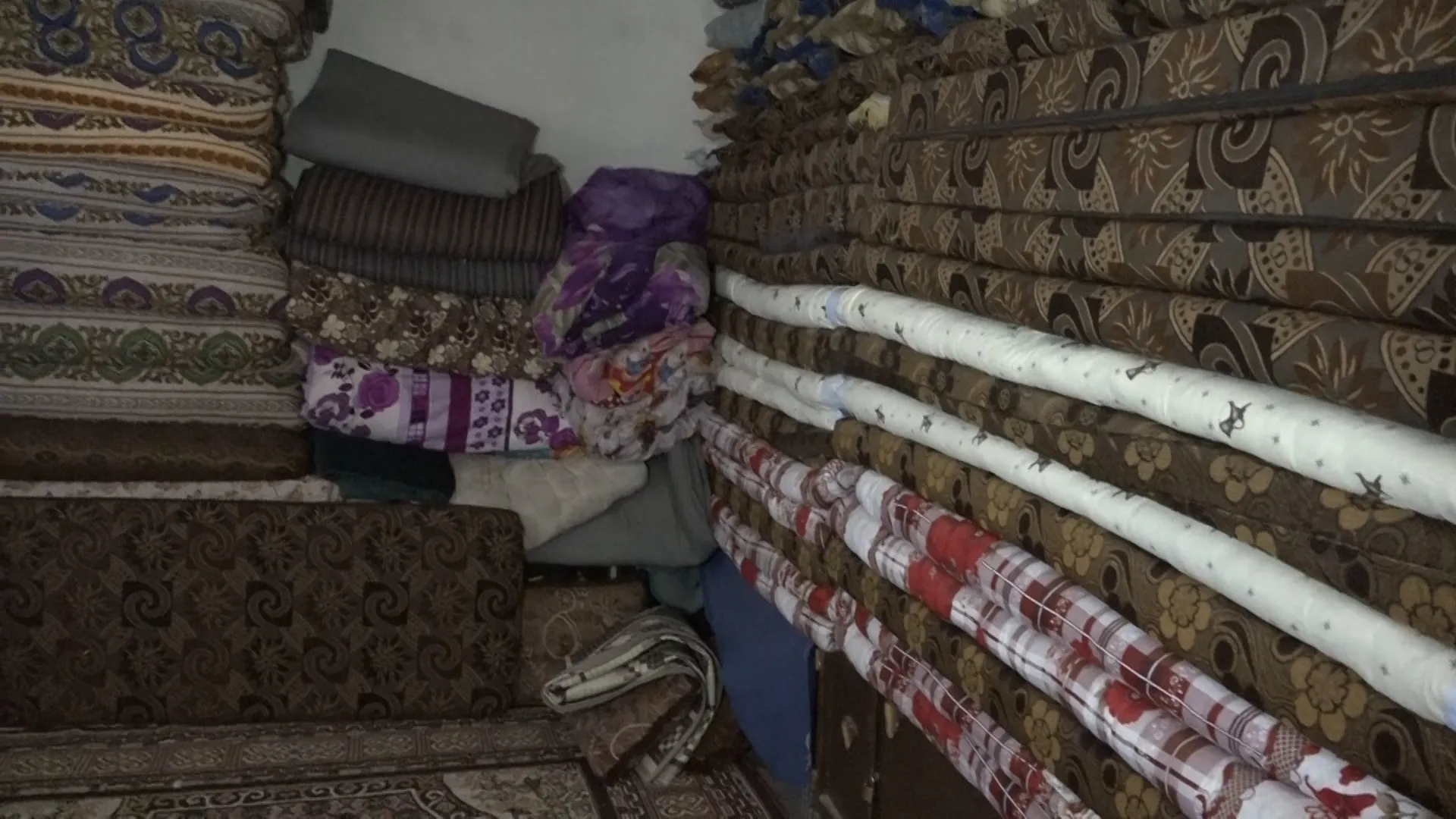 ​​​​​​​عطاء المرأة لا حدود له.. امرأة فراتية تتبرع بأغلى ما لديها لمتضرري الزلزال في سوريا