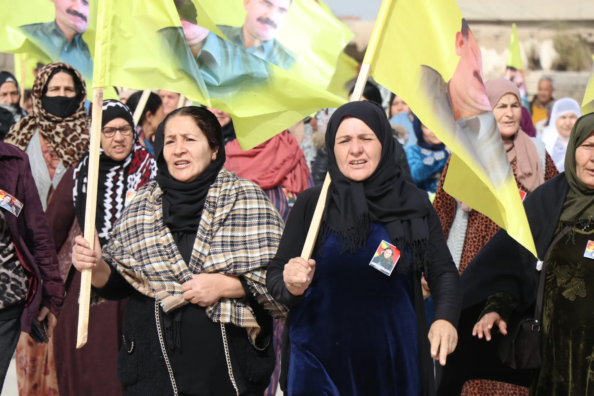 المئات من أهالي مقاطعة قامشلو يشاركون في خيمة عزاء القيادية رابرين آمد
