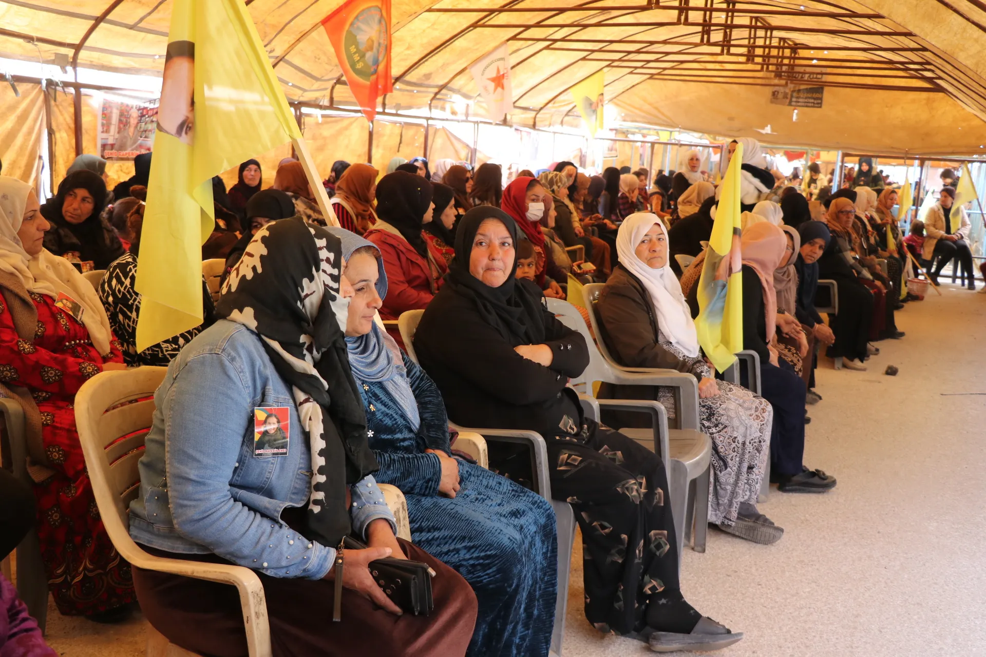 المئات من أهالي مقاطعة قامشلو يشاركون في خيمة عزاء القيادية رابرين آمد