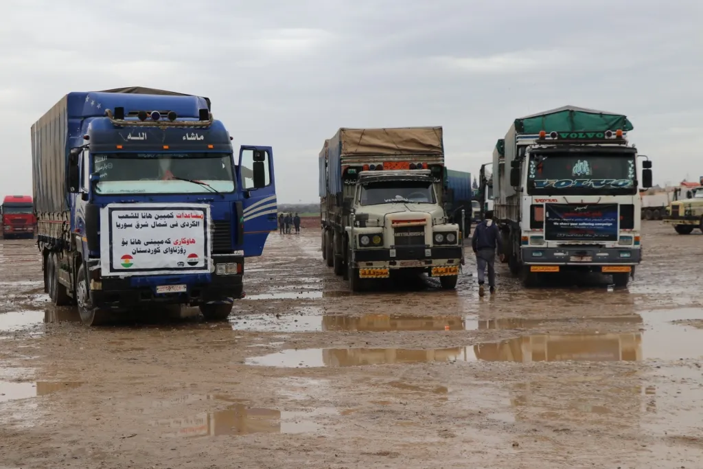 الإدارة الذاتية تعلن عن سحب المساعدات على خلفية استمرار حكومة دمشق منع عبورها
