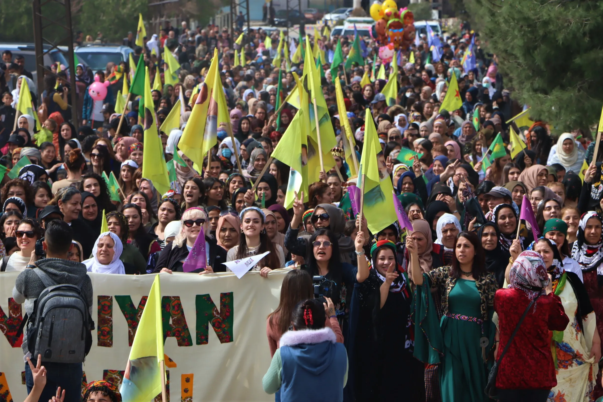 خلال مسيرات 8 آذار... أصوات النساء تصدح بشعار "Jin Jiyan Azadî"