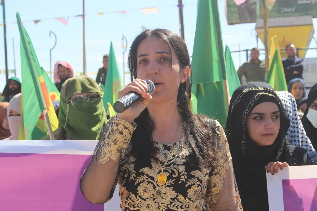 خلال مسيرات 8 آذار... أصوات النساء تصدح بشعار "Jin Jiyan Azadî"