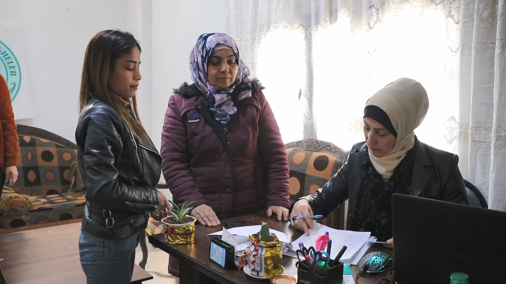 ​​​​​​​في بادرة للتعاضد.. توزيع مِنح مالية على المتضررين في المؤسسات التعليمية بحلب  