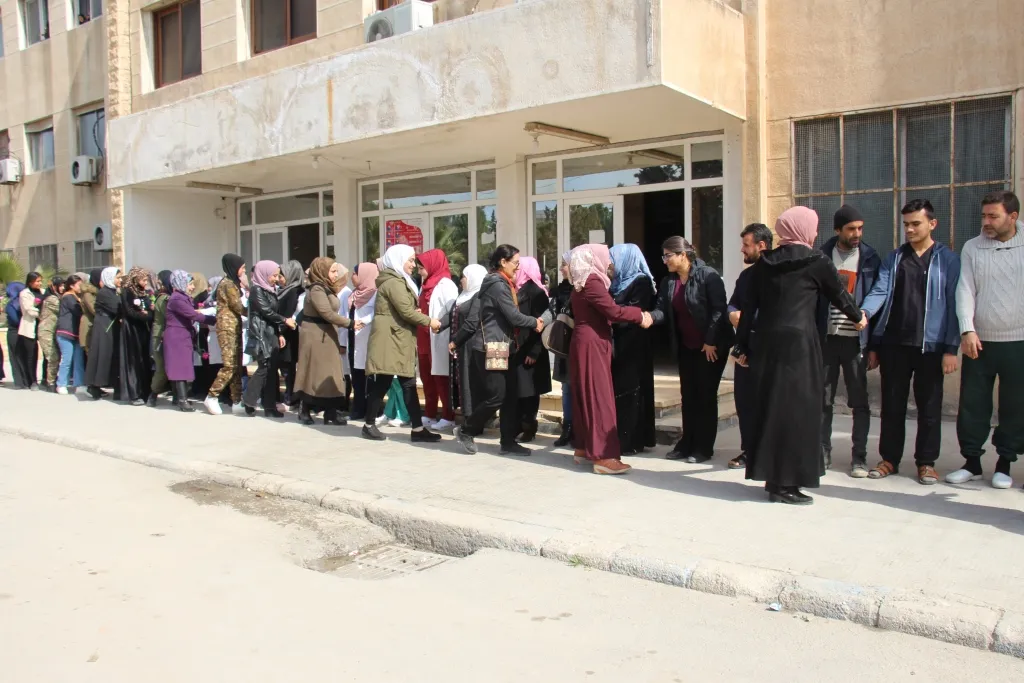 نساء منبج يهنئن ويقدمن الورود بمناسبة اقتراب 8 آذار
