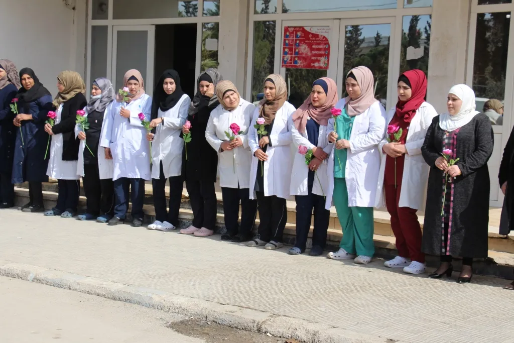 نساء منبج يهنئن ويقدمن الورود بمناسبة اقتراب 8 آذار