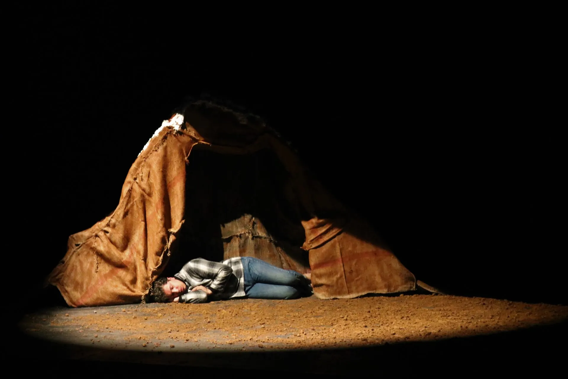 ​​​​​​​مهرجان الشهيد يكتا هركول يرفع الستار بمسرحية "الحجر"