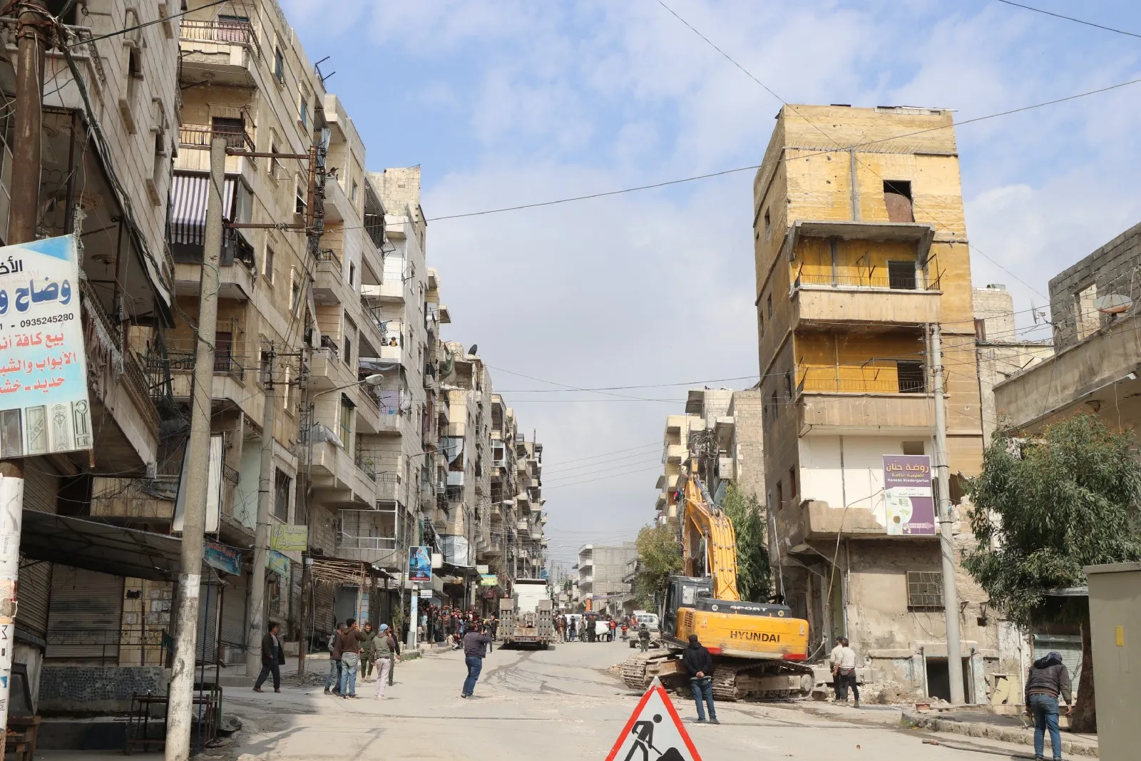 بالصور والفيديو.. هدم أولى الأبنية المتضررة جراء الزلزال في الشيخ مقصود
