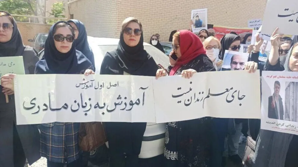 الدولة الإيرانية تغرم معلمين طالبوا بتنفيذ القوانين