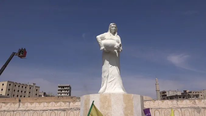 في إحدى مسيرات 8 آذار.. رفع الستار عن تمثال المرأة العربية