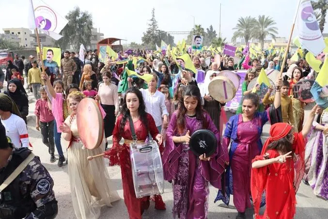 في إحدى مسيرات 8 آذار.. رفع الستار عن تمثال المرأة العربية