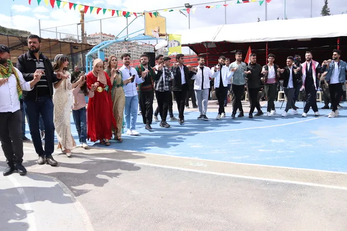 الكرد وأصدقائهم يحتفلون بعيد نوروز في دمشق