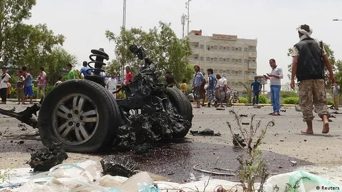 قتلى وجرحى في هجوم على موكب وزير الدفاع اليمني