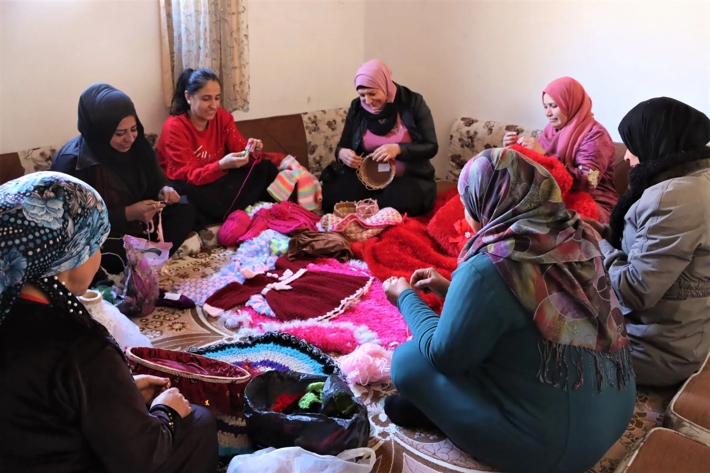 "الأحلام الصغيرة".. تجمع 67 امرأة سورية وعراقية متحديات ومتحدات