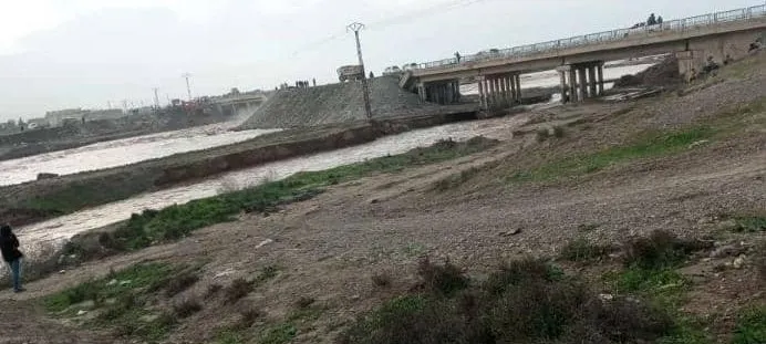 ​​​​​​​انهيار أجزاء من جسر الرقة السمرة جراء السيول