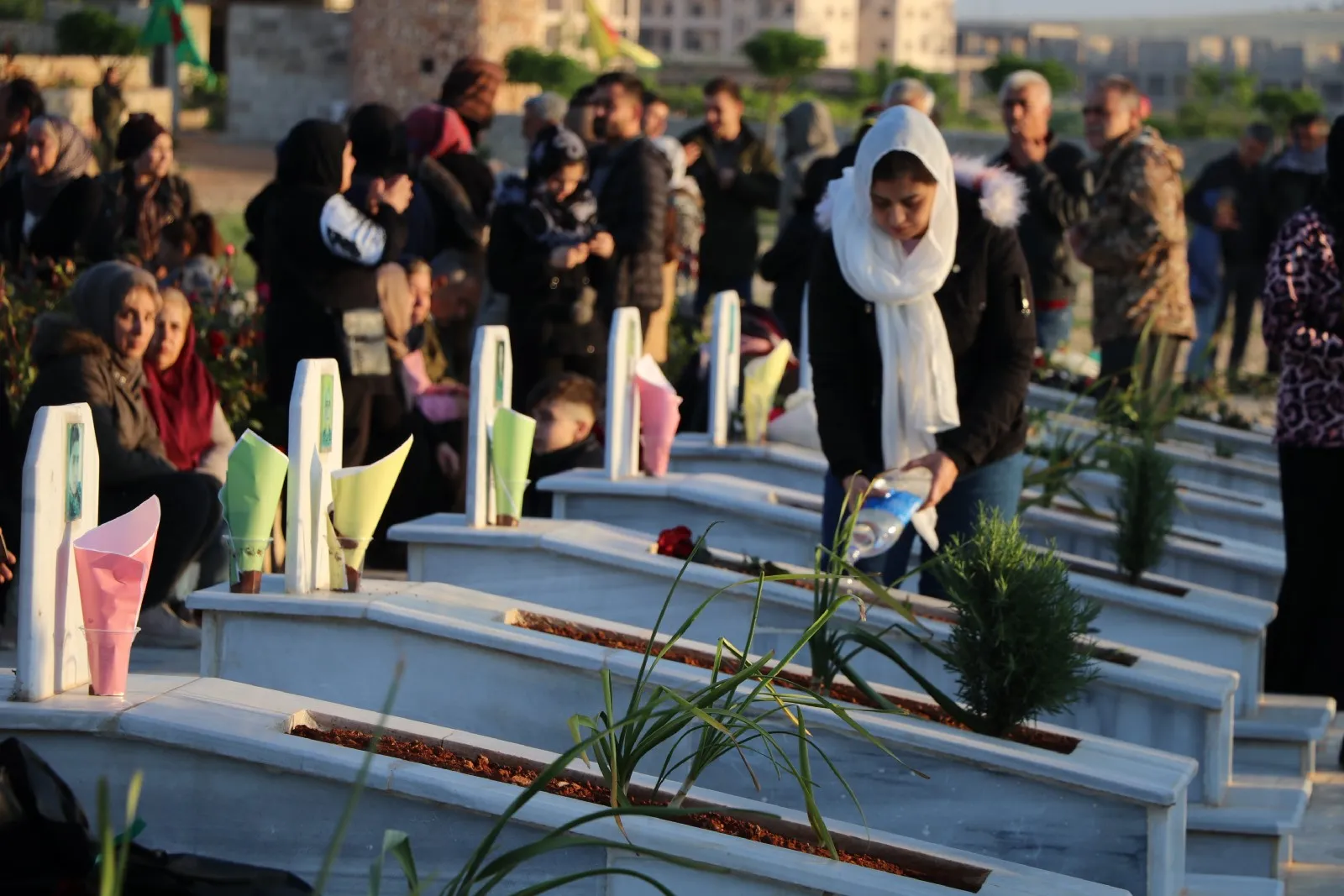 الآلاف في شمال وشرق سوريا يزورون أضرحة الشهداء صبيحة العيد