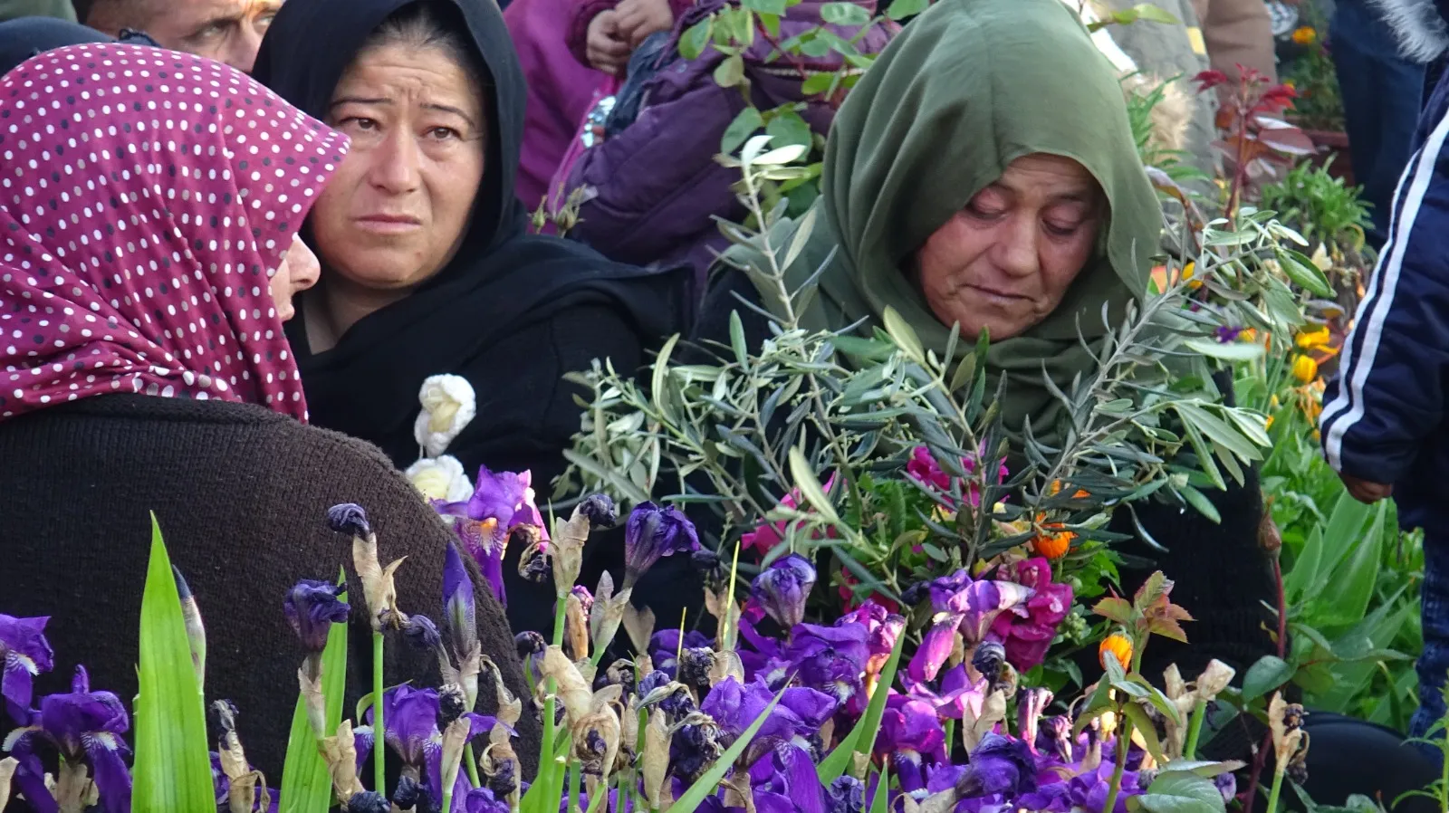 الآلاف في شمال وشرق سوريا يزورون أضرحة الشهداء صبيحة العيد