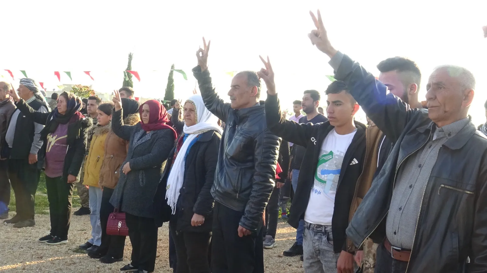 الآلاف في شمال وشرق سوريا يزورون أضرحة الشهداء صبيحة العيد