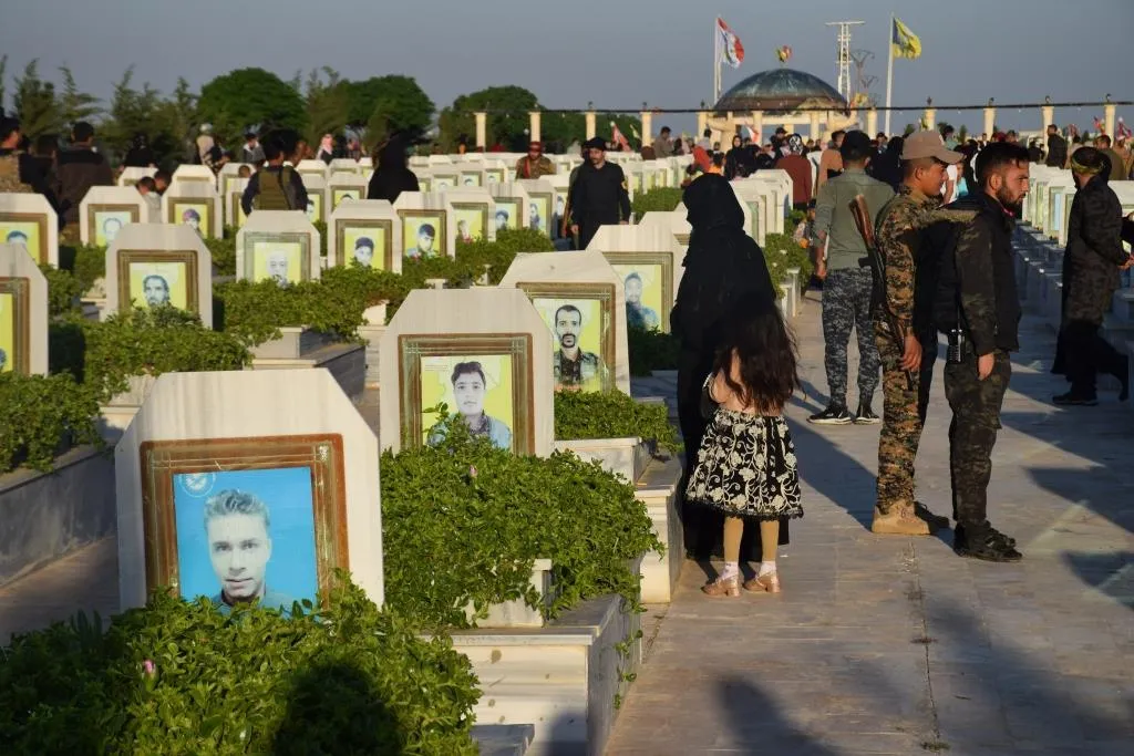 الآلاف في شمال وشرق سوريا يزورون أضرحة الشهداء صبيحة العيد