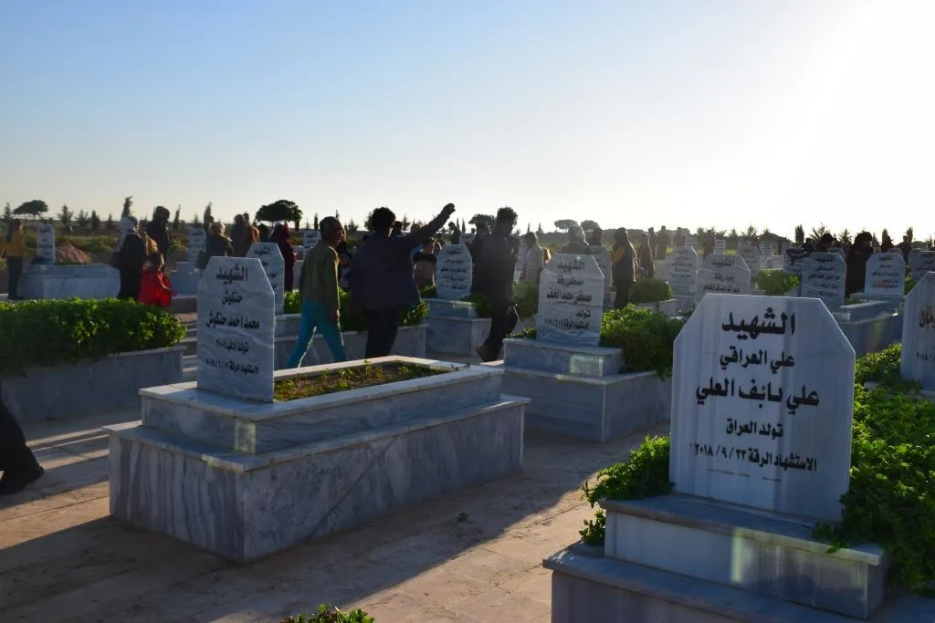 الآلاف في شمال وشرق سوريا يزورون أضرحة الشهداء صبيحة العيد
