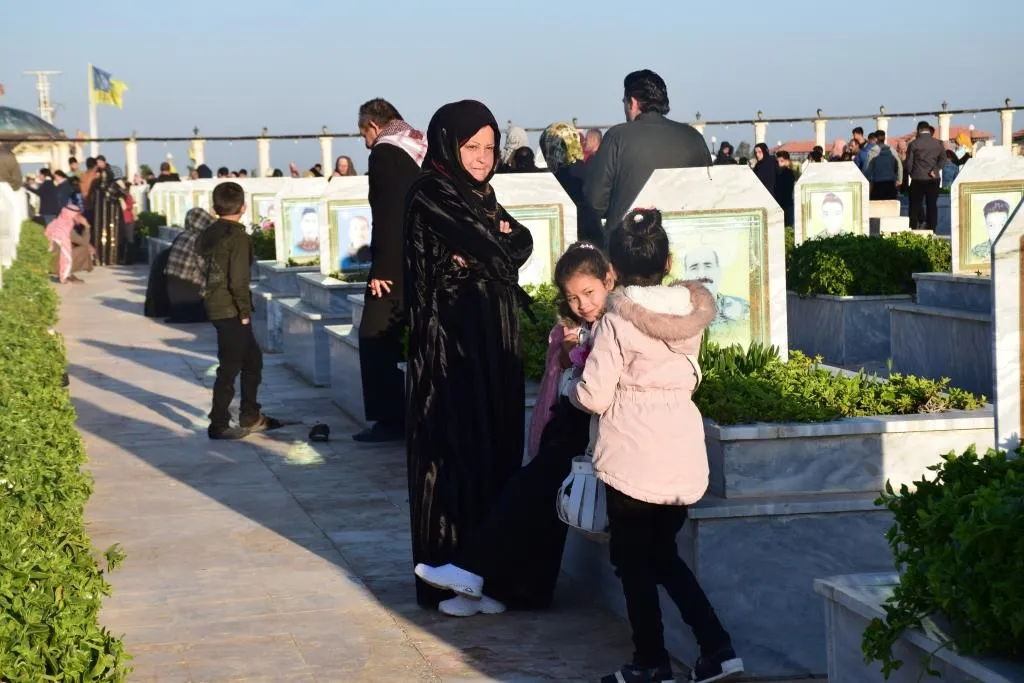 الآلاف في شمال وشرق سوريا يزورون أضرحة الشهداء صبيحة العيد