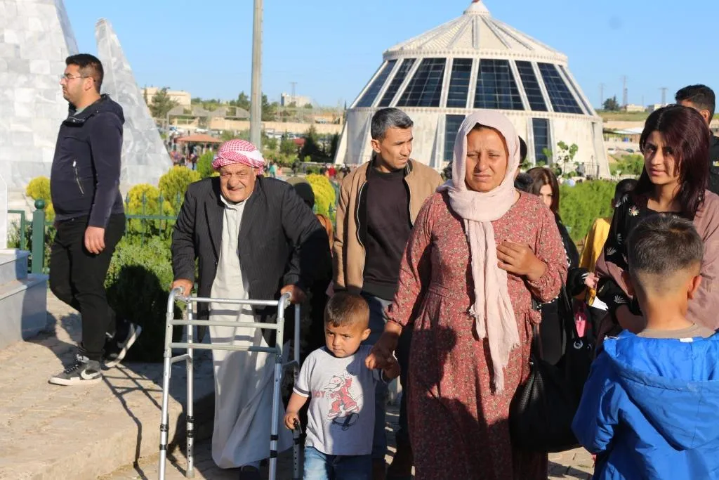 الآلاف في شمال وشرق سوريا يزورون أضرحة الشهداء صبيحة العيد