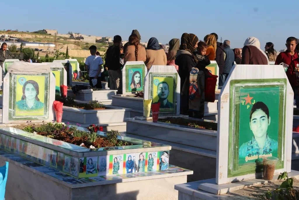 الآلاف في شمال وشرق سوريا يزورون أضرحة الشهداء صبيحة العيد
