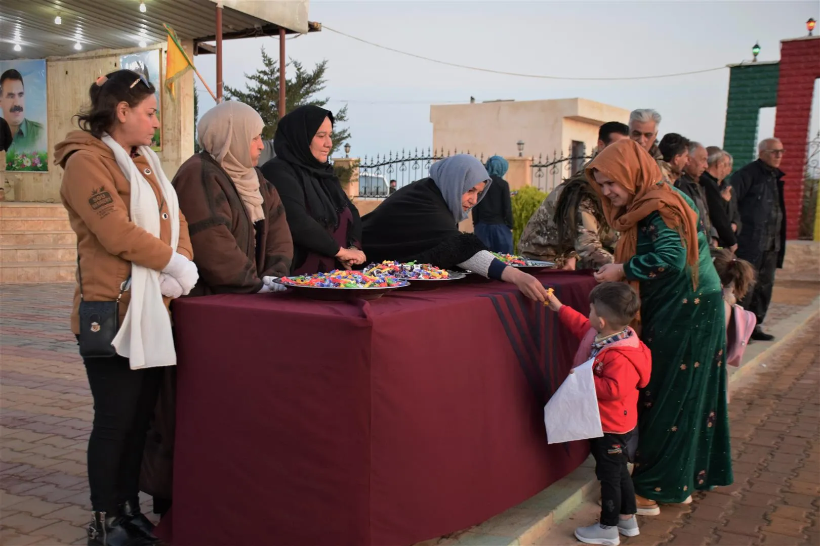 الآلاف في شمال وشرق سوريا يزورون أضرحة الشهداء صبيحة العيد