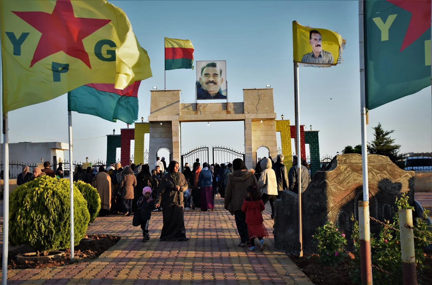 الآلاف في شمال وشرق سوريا يزورون أضرحة الشهداء صبيحة العيد