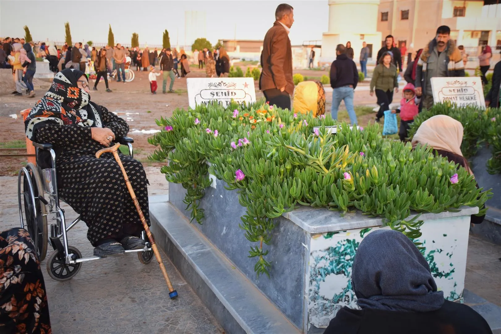 الآلاف في شمال وشرق سوريا يزورون أضرحة الشهداء صبيحة العيد