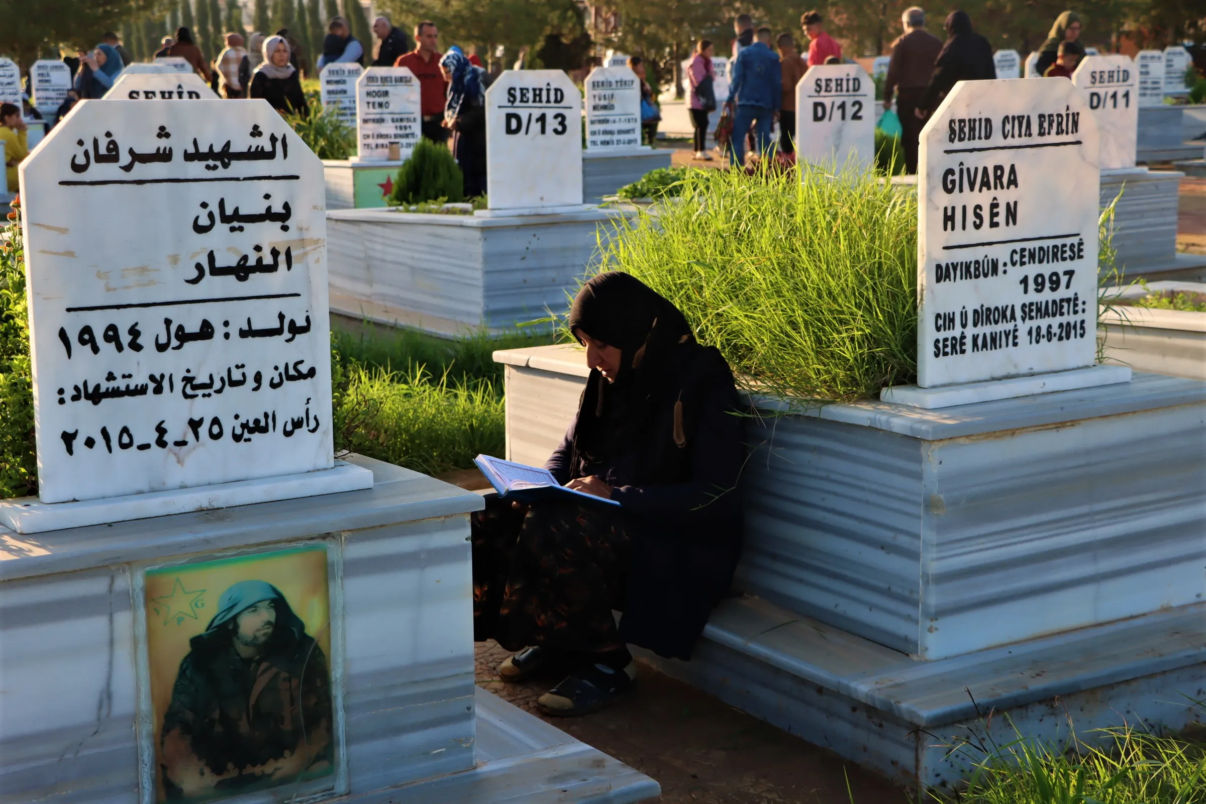 الآلاف في شمال وشرق سوريا يزورون أضرحة الشهداء صبيحة العيد